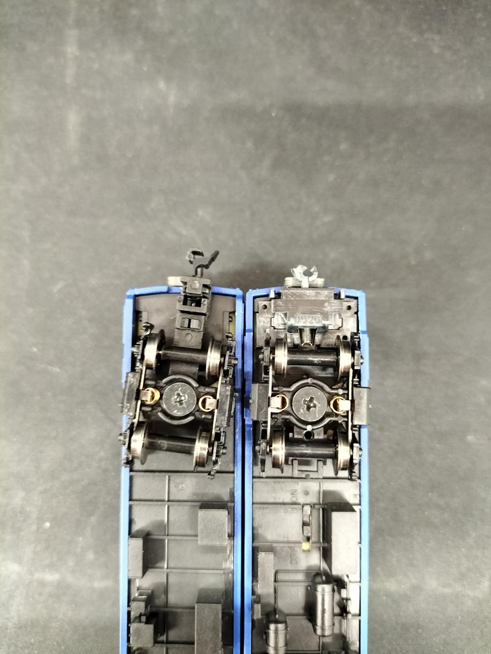 カプラー比較、右が機関車側です