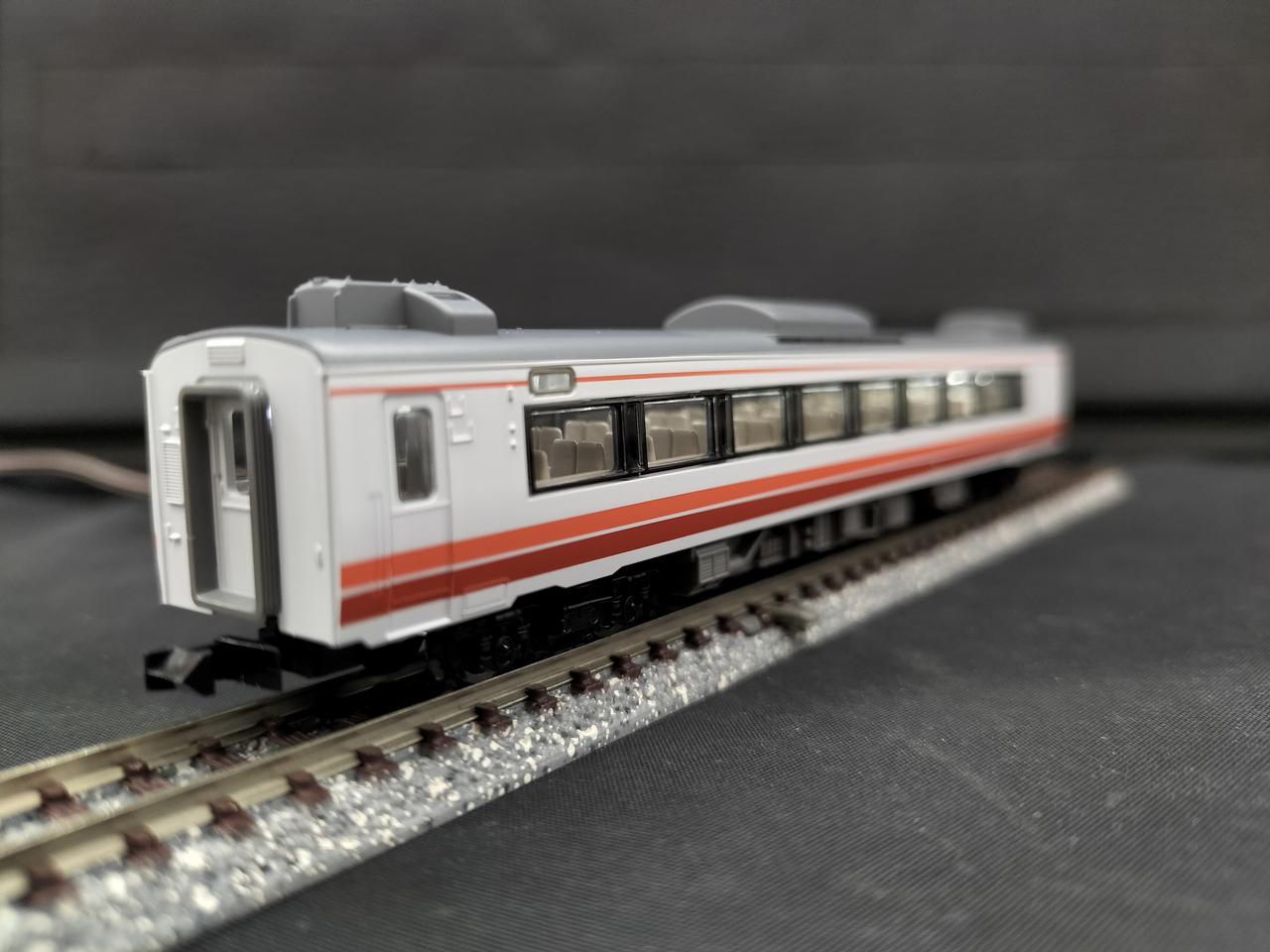 2両目中間車室内灯入ってます