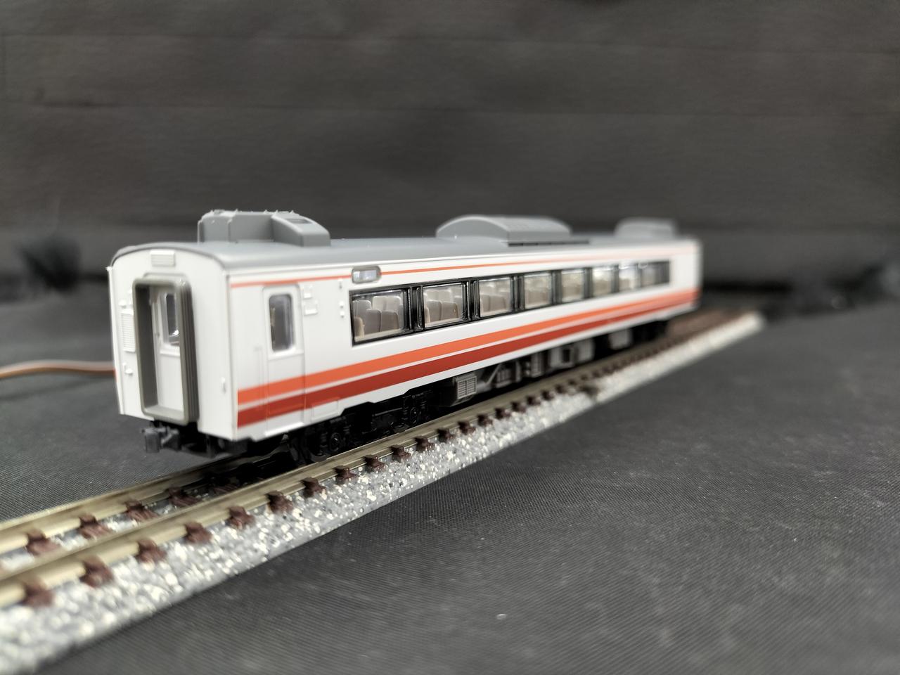 中間車にも室内灯入ってます