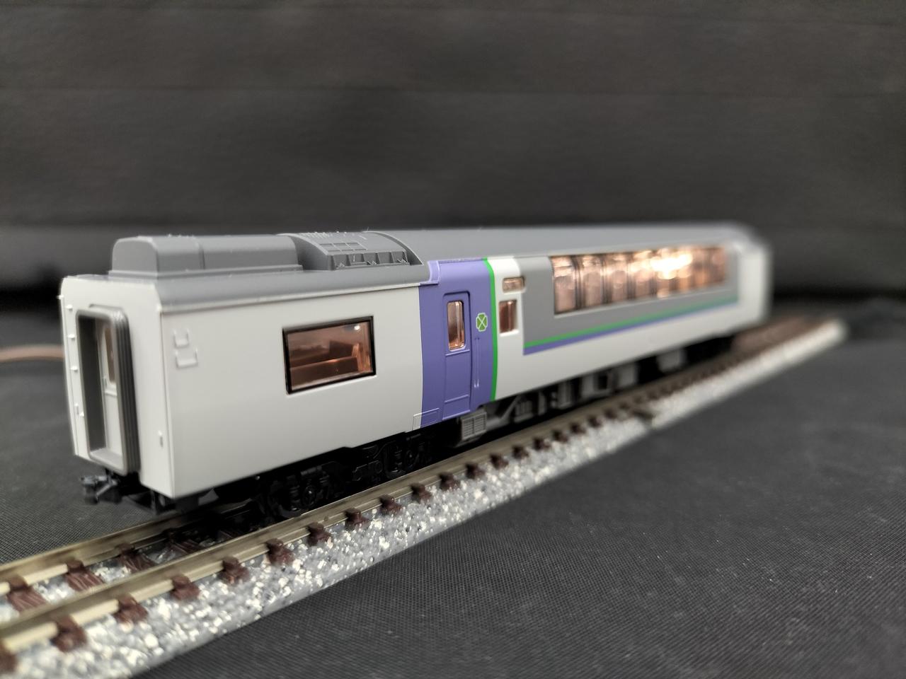 室内灯入ってます、グリーン車のみ電球色