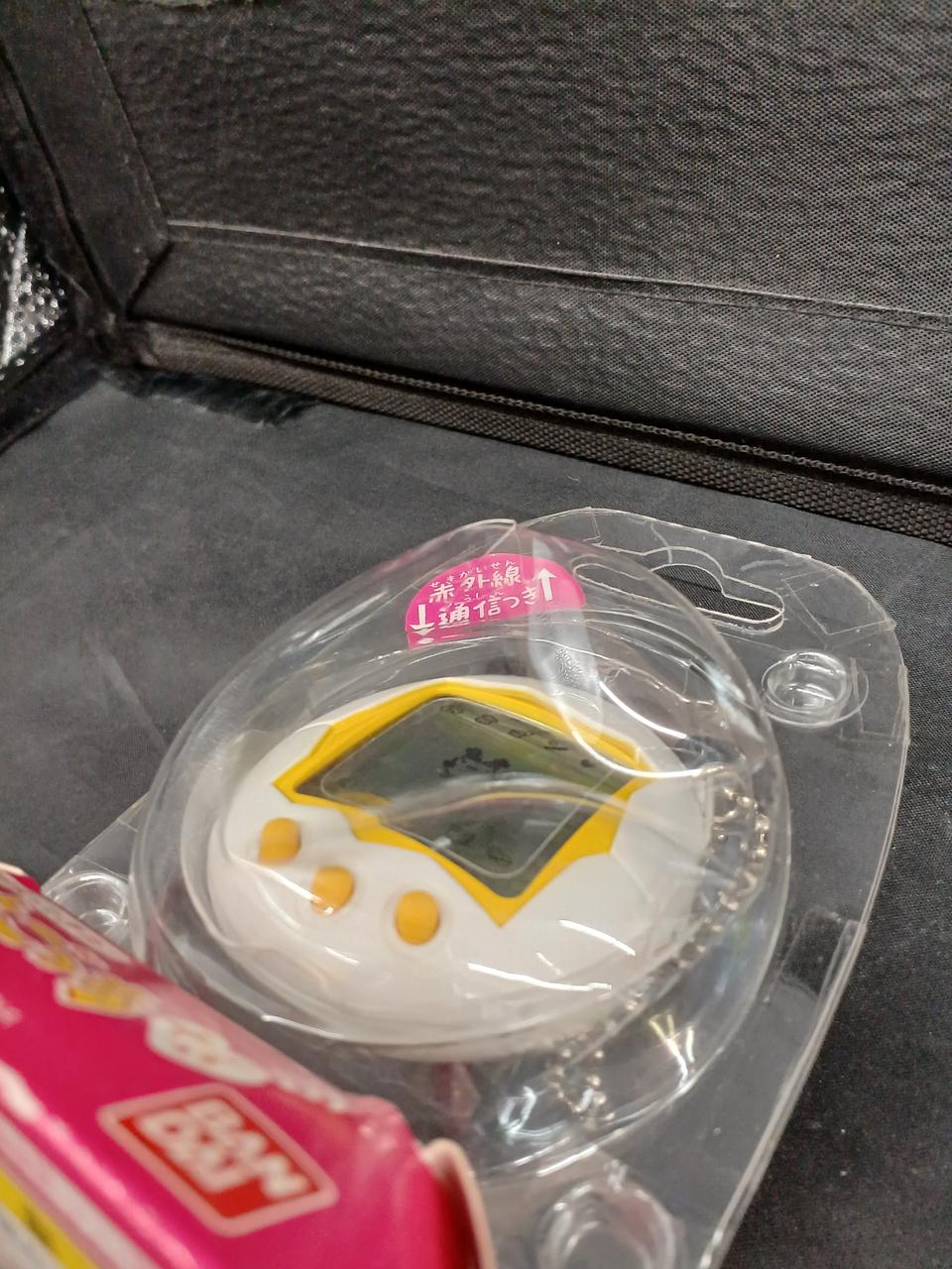 正面へこんでいて、割れています