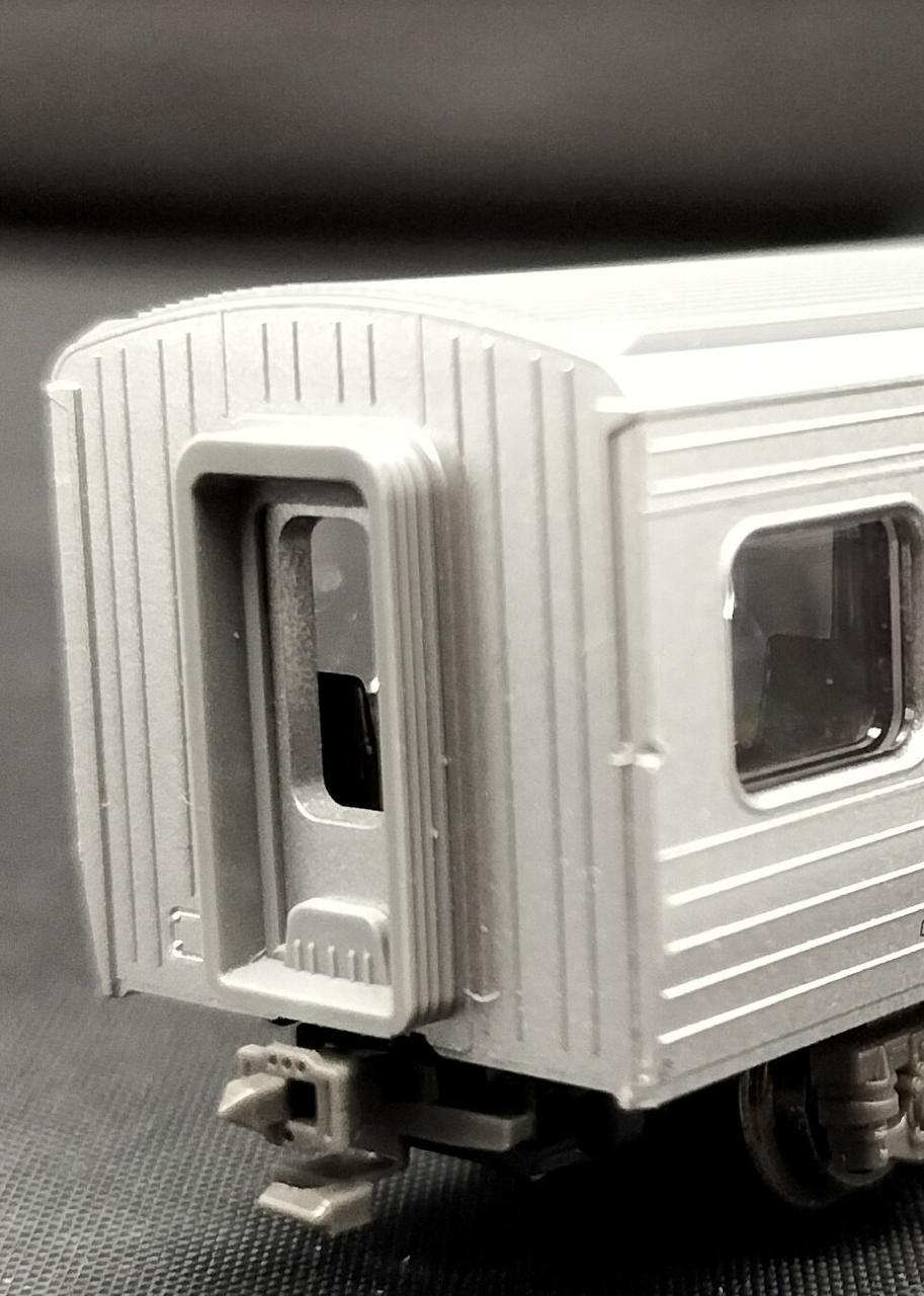 中間車の妻面〜側面にかけて傷あります