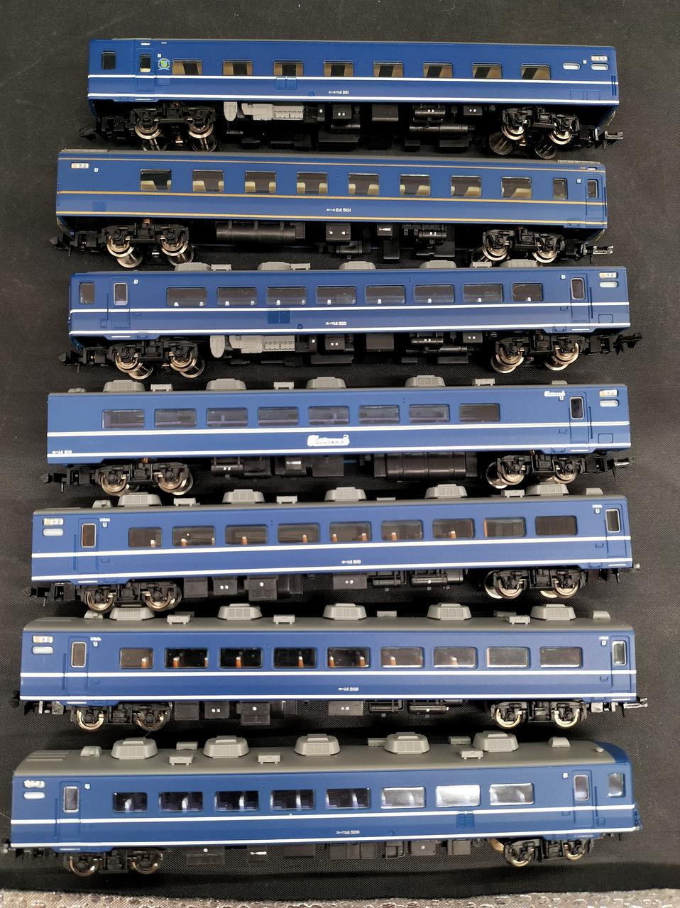 行き先表示シール貼られています