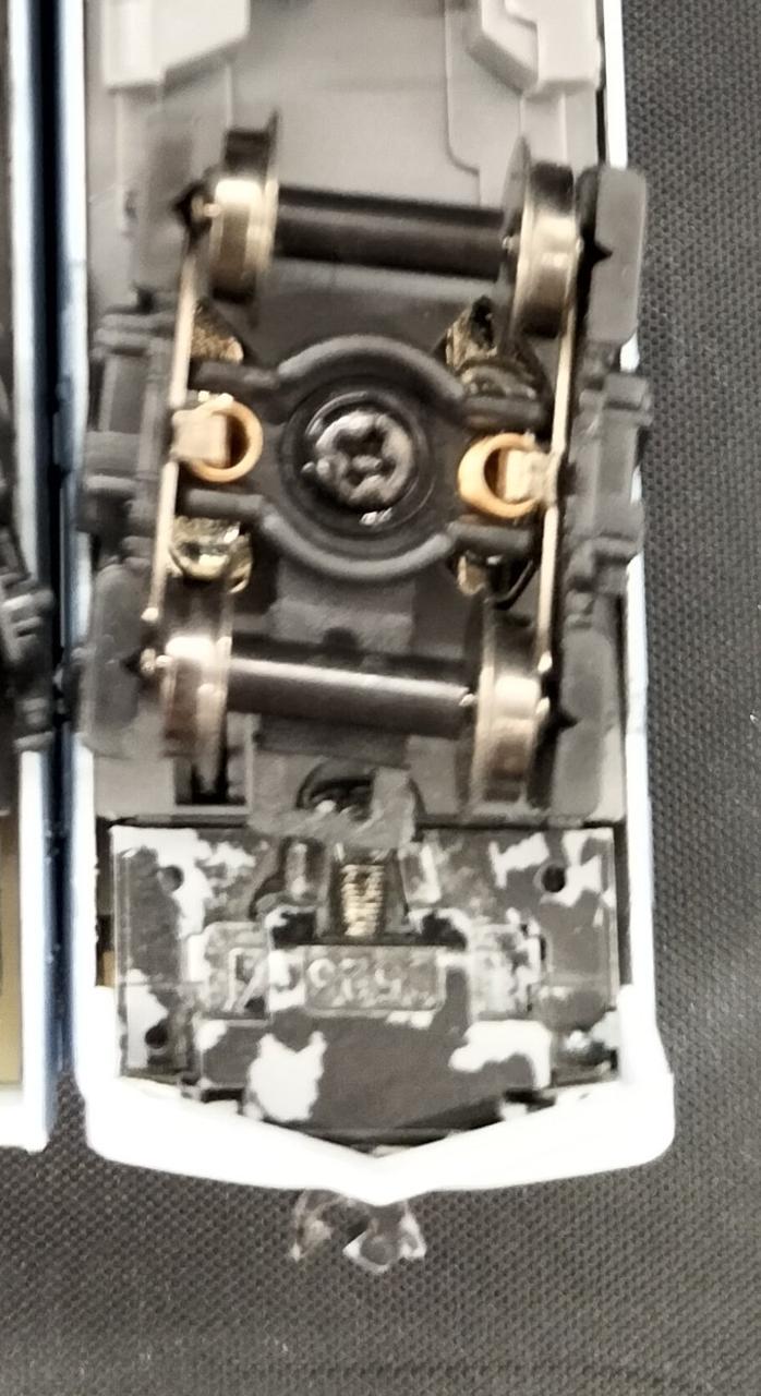 1両カプラーに塗装あります