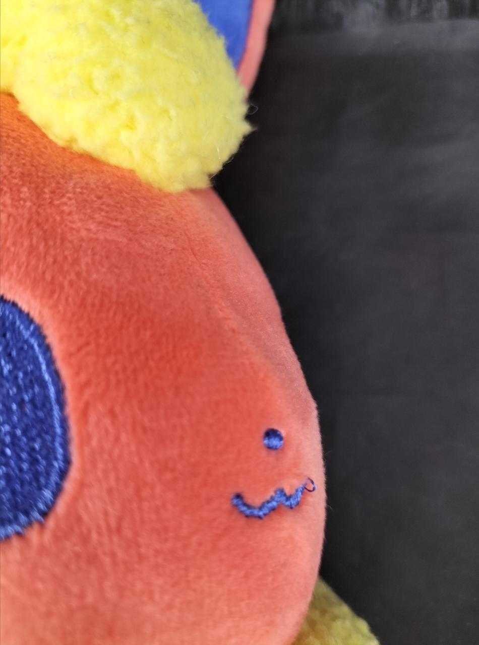 口元の刺繍糸飛び出してます。