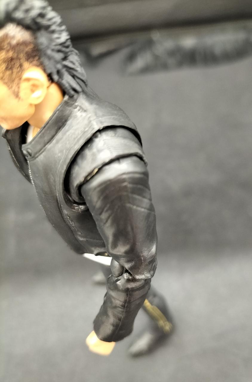 肩周り汚れあり。