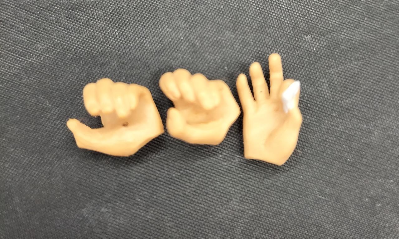 手の替えパーツに傷、汚れあり。