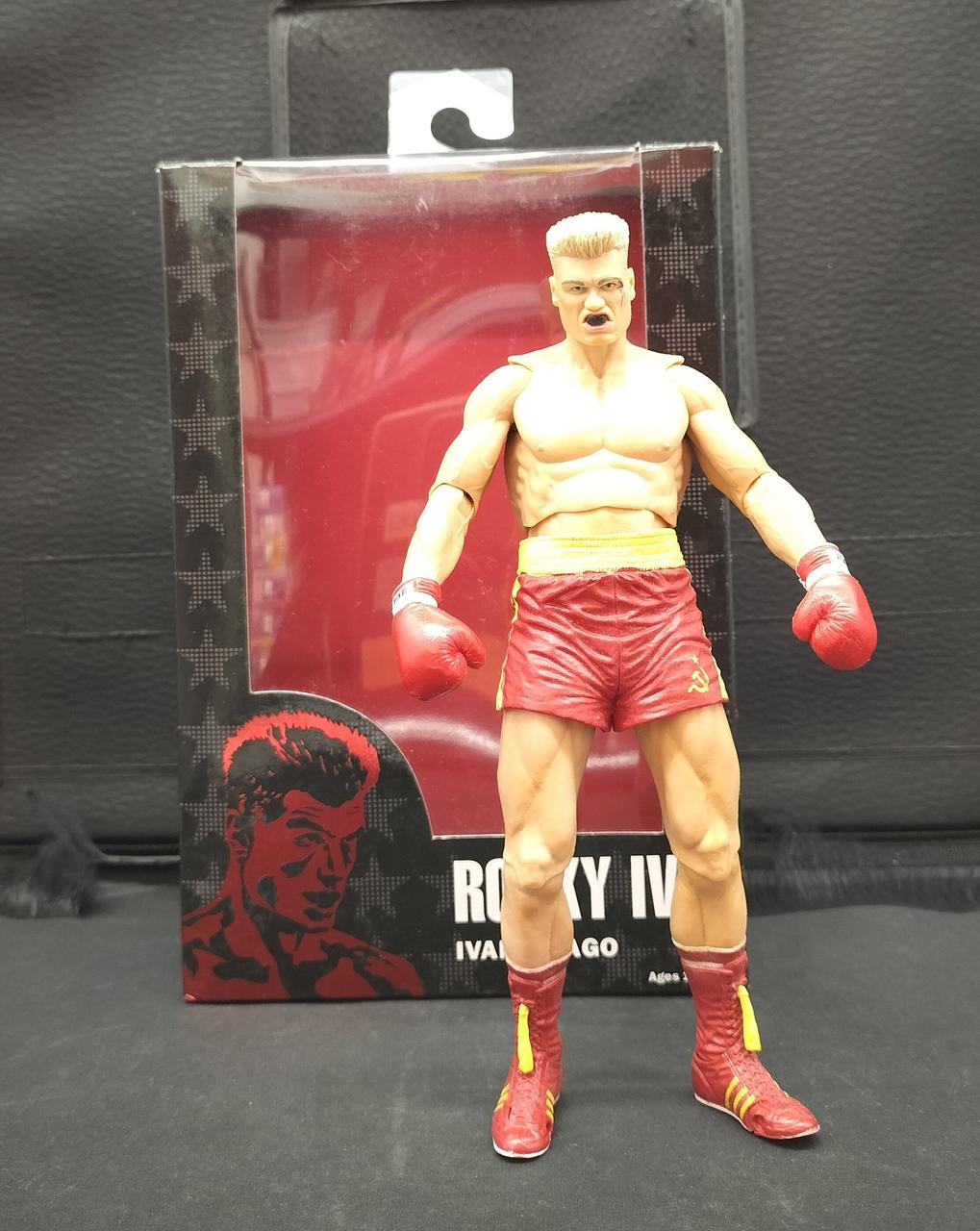 フィギュア全体的に傷がたくさんあります。