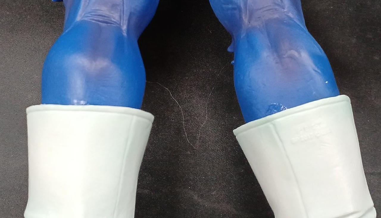 ブーツの境目に硬化したボンドの様な光沢有