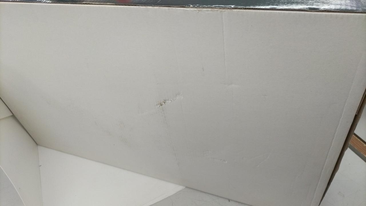 凹みや汚れがあります