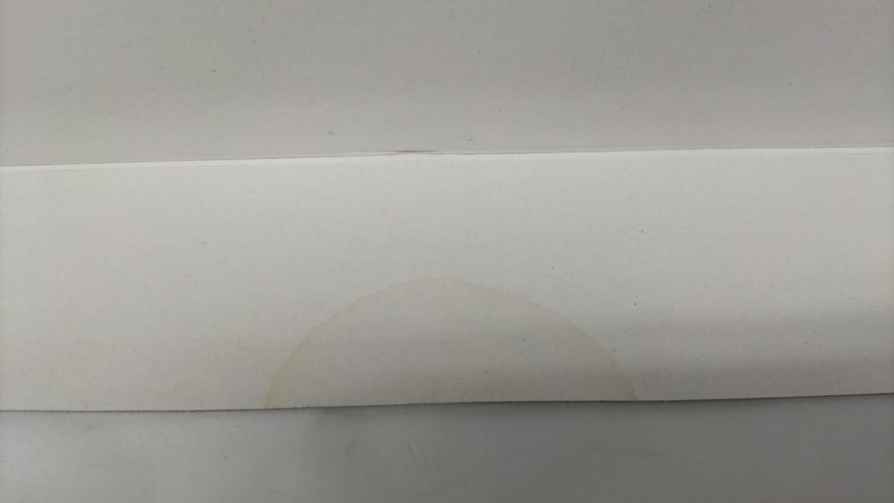 箱の内側にシミ汚れあり。