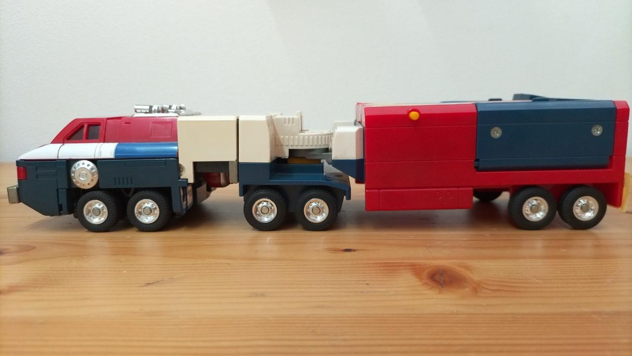 破損箇所、経年劣化による変色あり。