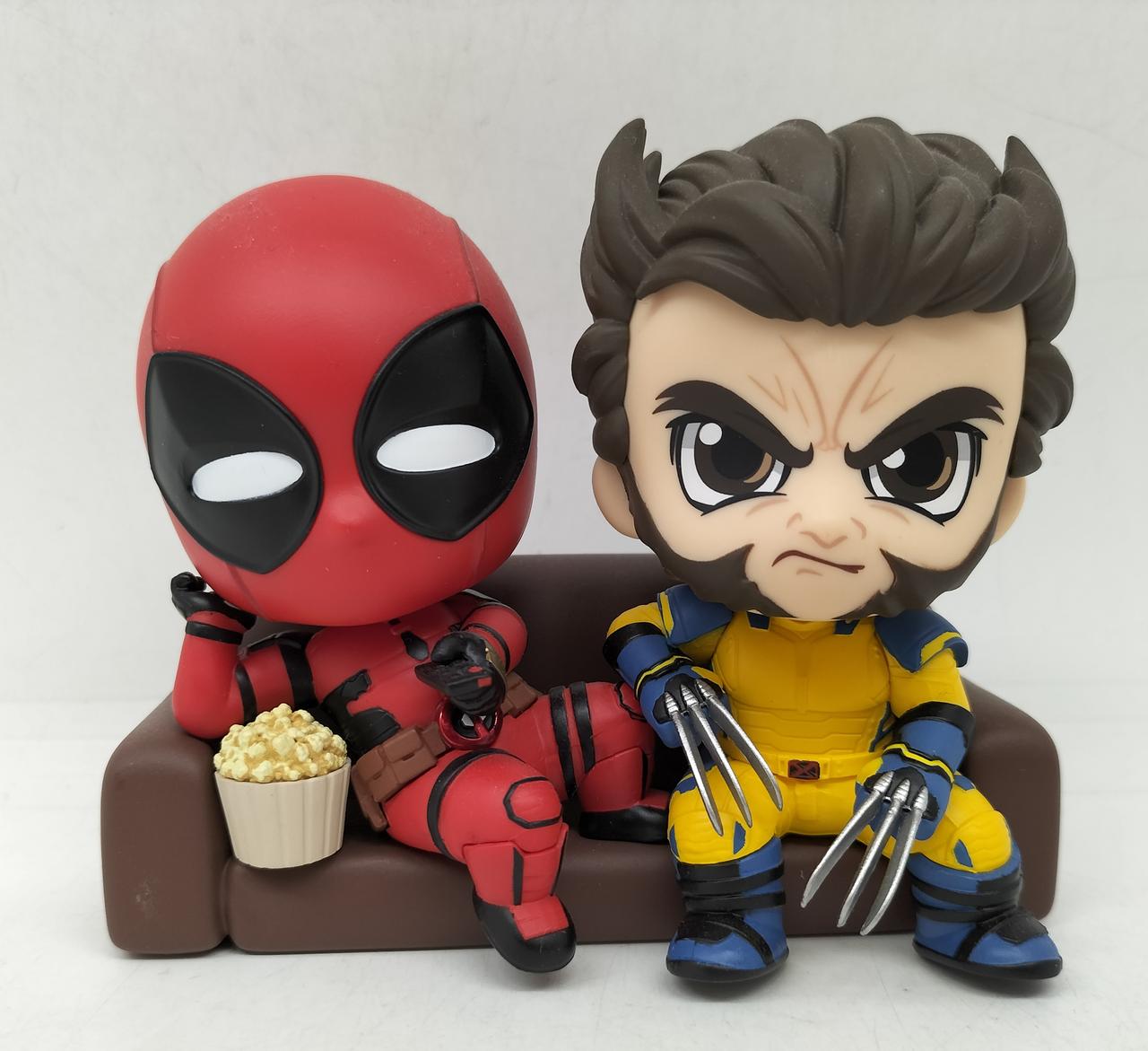 【店舗限定品】コスベイビー デッドプール&ウルヴァリン on sofa 大好評開催中『デッドプール♥俺ちゃんストア』限定＆先行