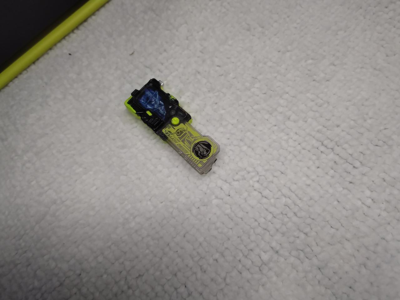 差し込んであるだけなので外れやすいです