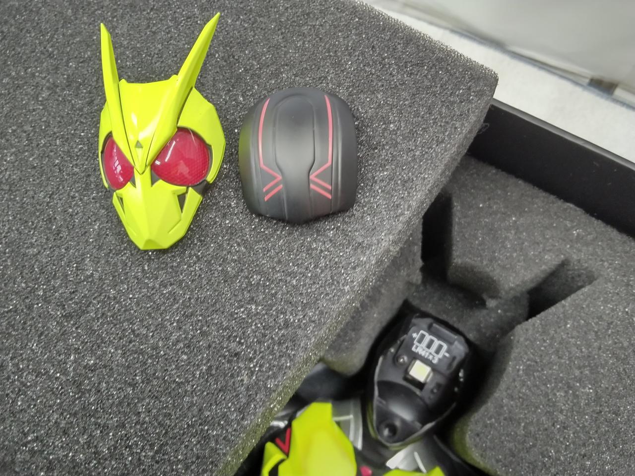 LR41の極小のボタン電池を使用します