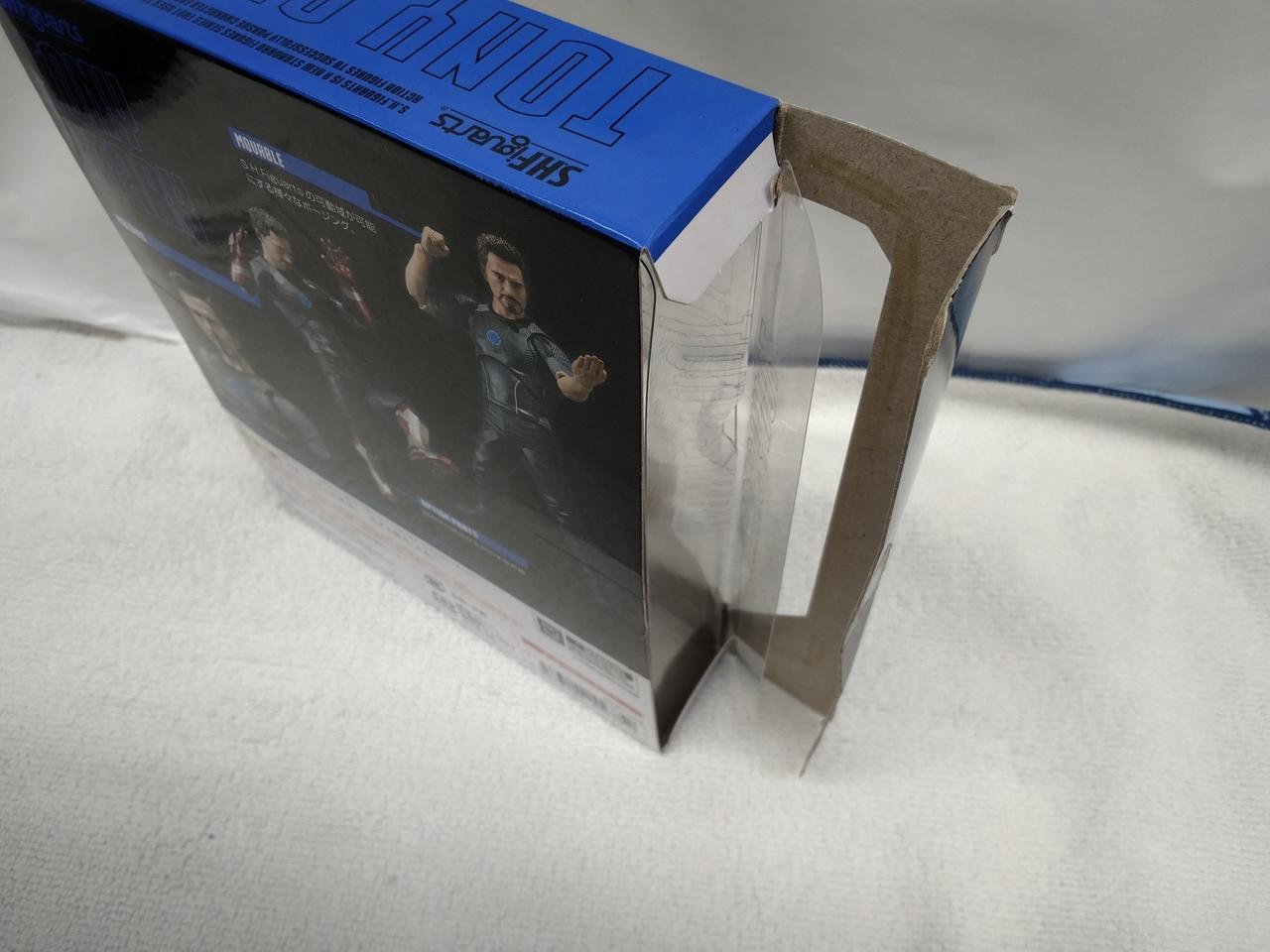 外箱窓シートの一部が剥がれています。