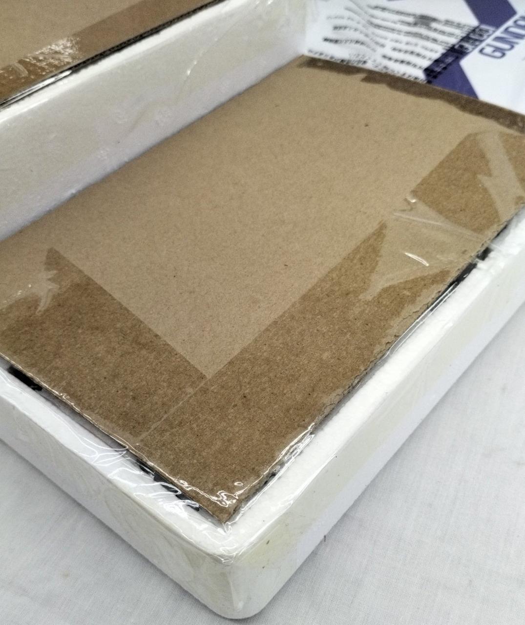 テープ一部(上部)切れあり