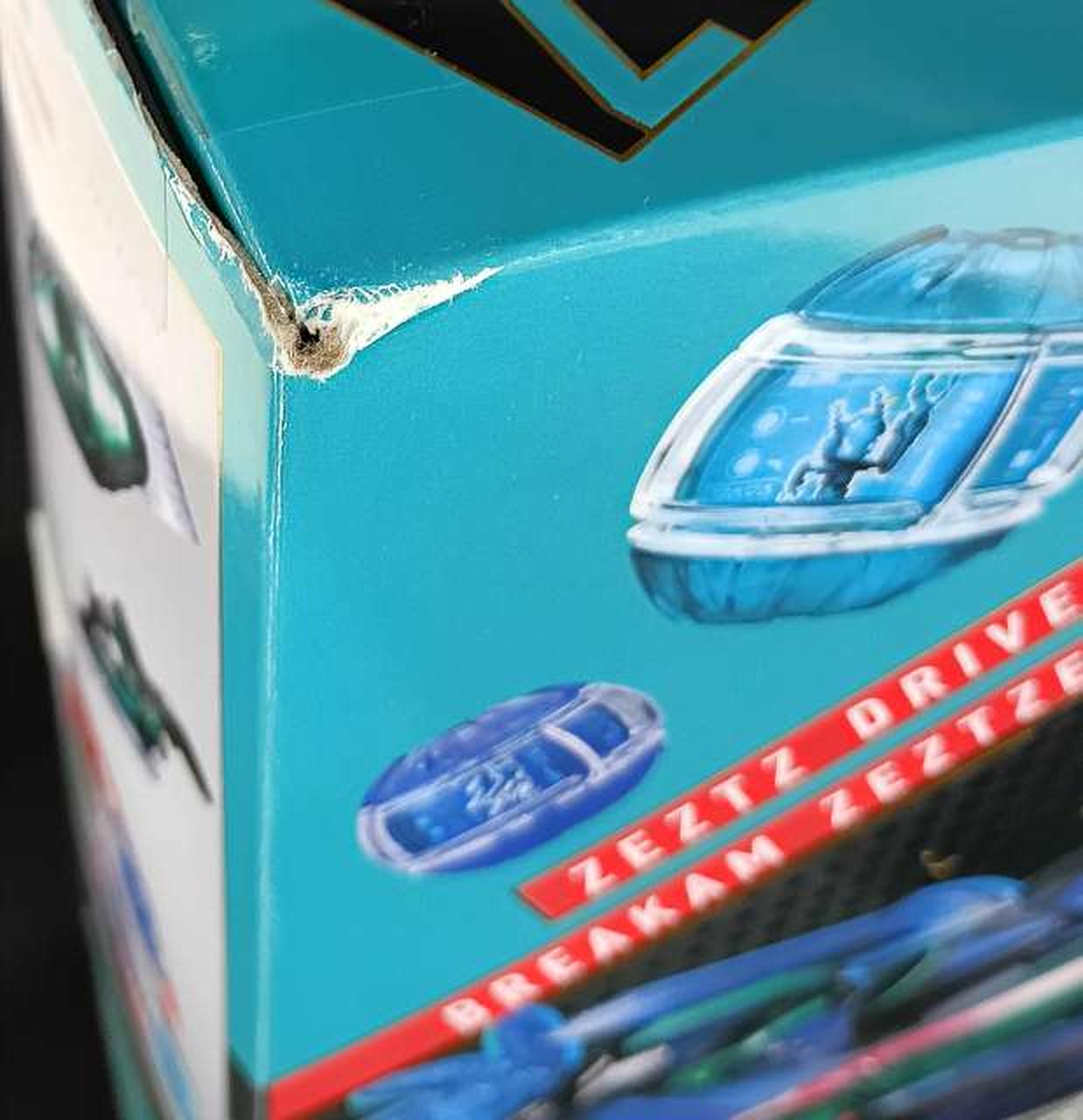 箱に傷みがあります。