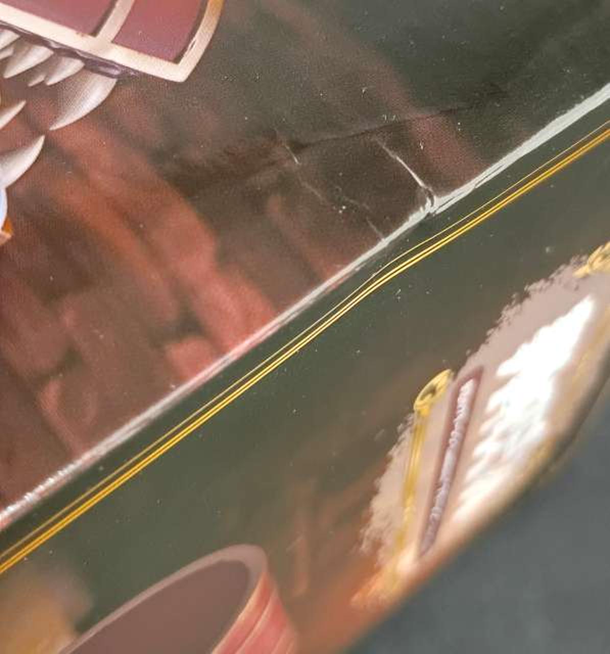 箱に傷みがあります。