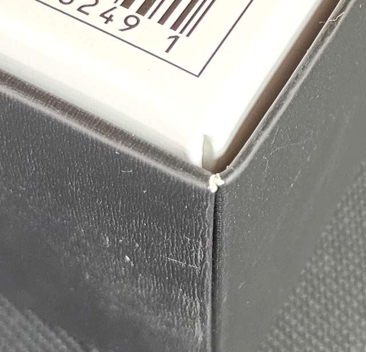 箱に傷みがあります。