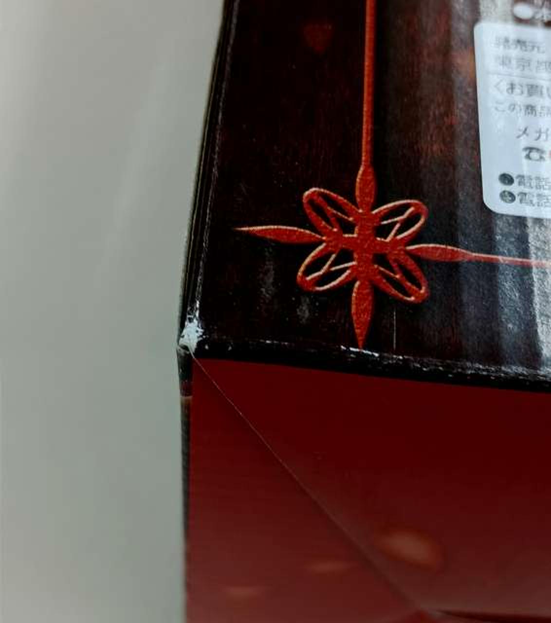 箱に傷みがあります。
