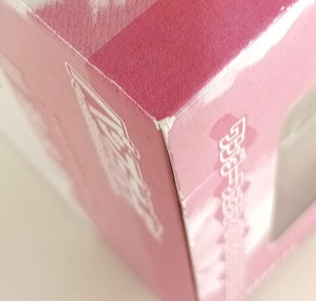箱に傷みがあります。