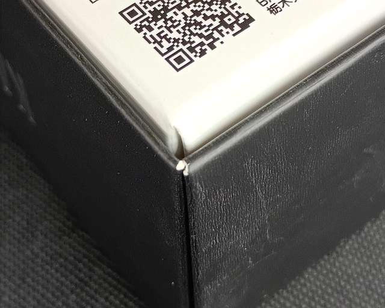 箱に傷みがあります。