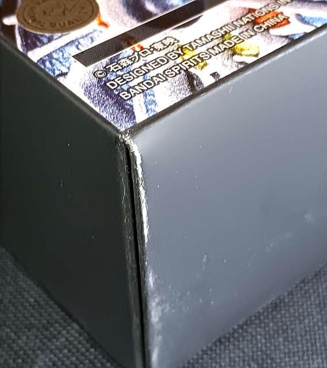 箱に傷みがあります。