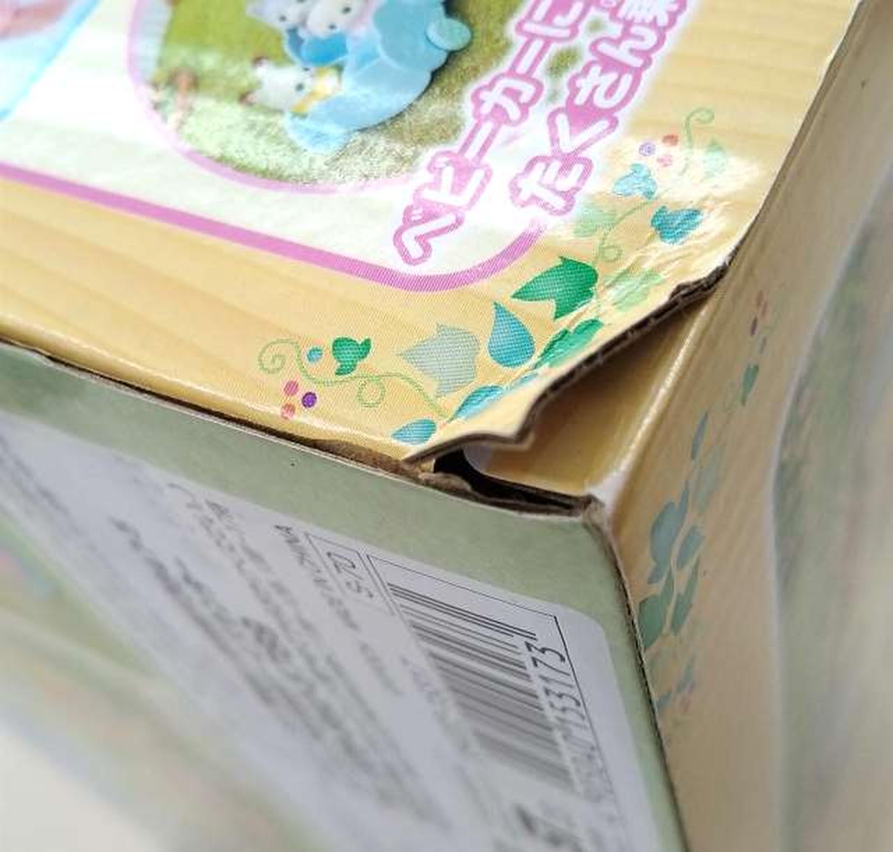 箱に傷みがあります。