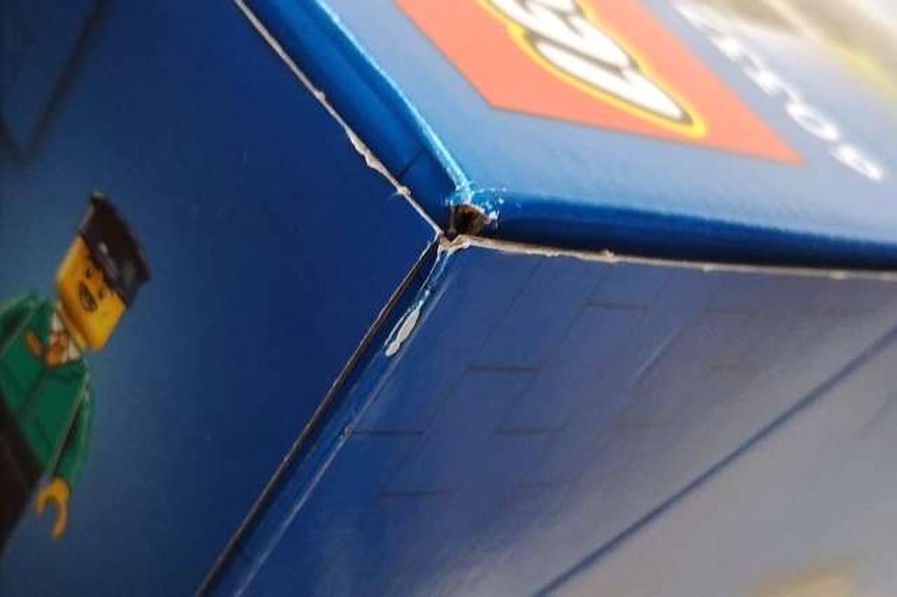 箱に傷みがあります。