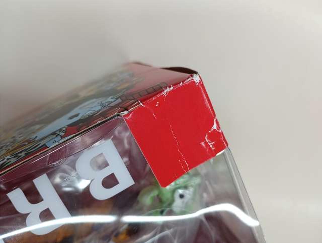 箱に傷みがあります。