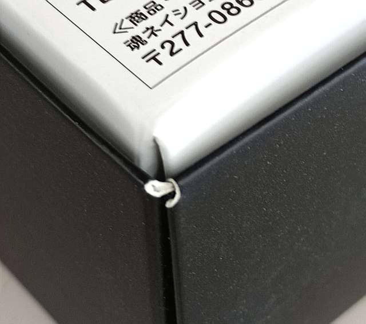 箱に傷みがあります。