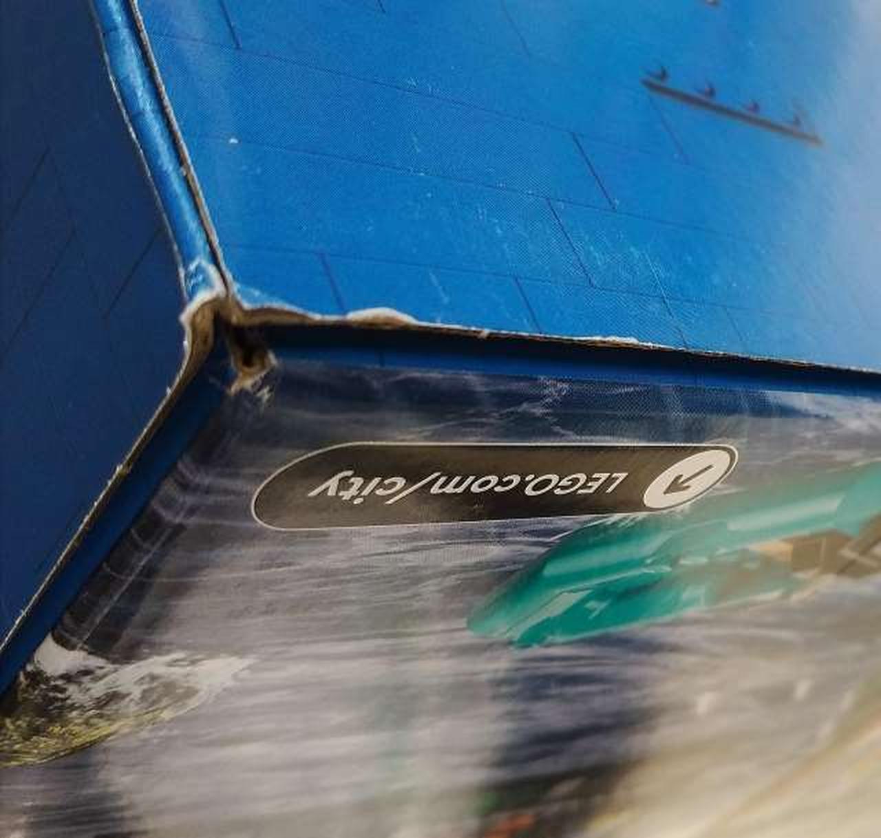 箱に傷みがあります。