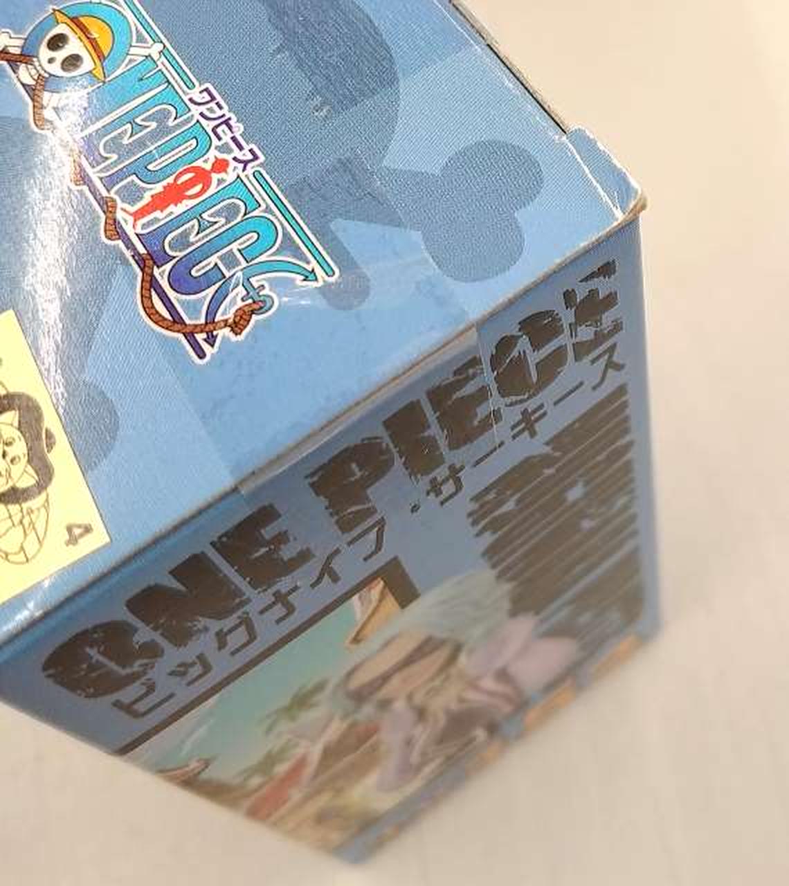 箱の角が少しめくれています