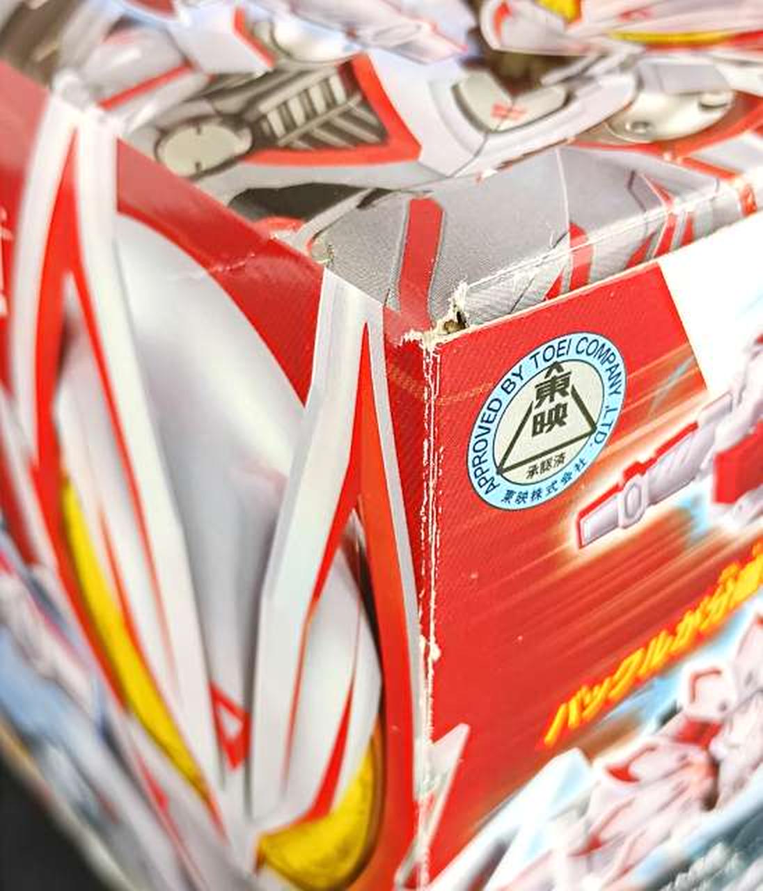 箱に傷みがあります。