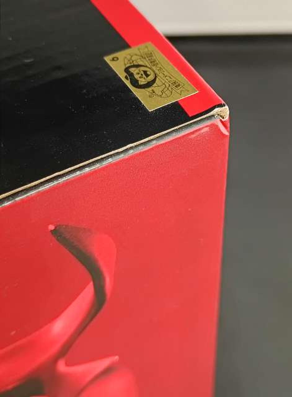 箱に傷みがあります。