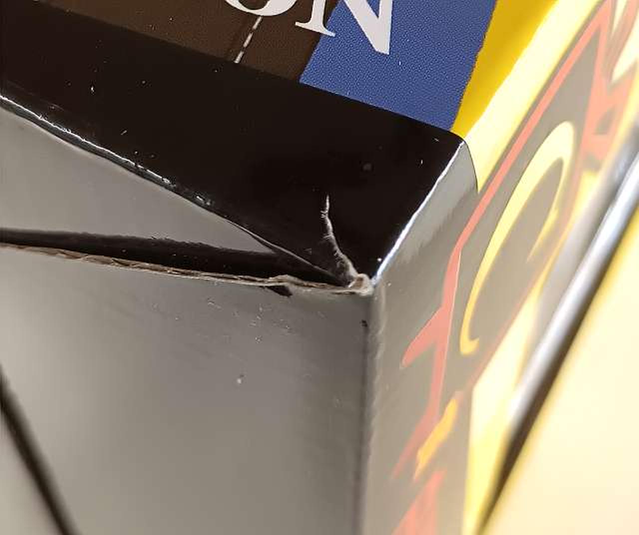 箱に傷みがあります。