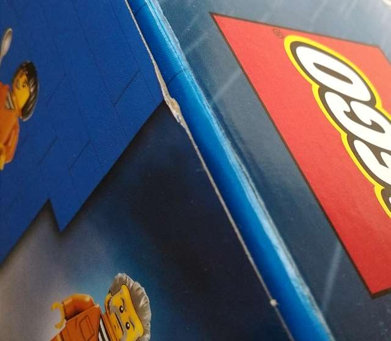 箱に傷みがあります。