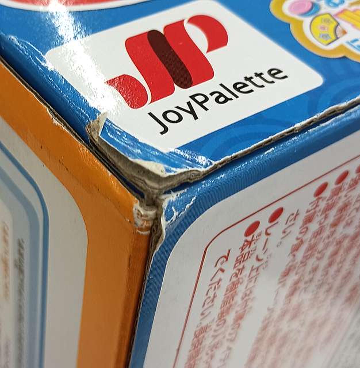 箱に傷みがあります。