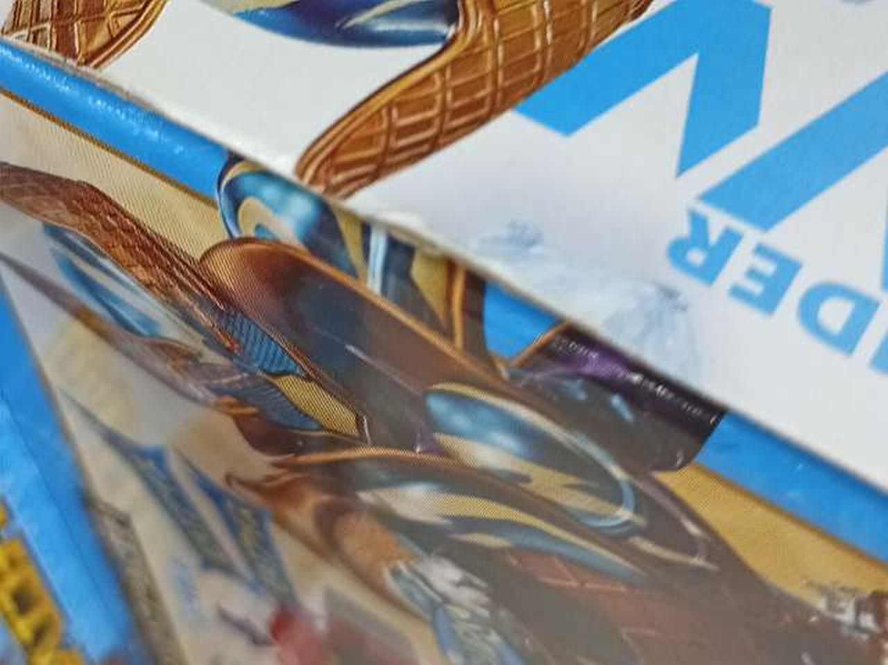 箱に傷みがあります。