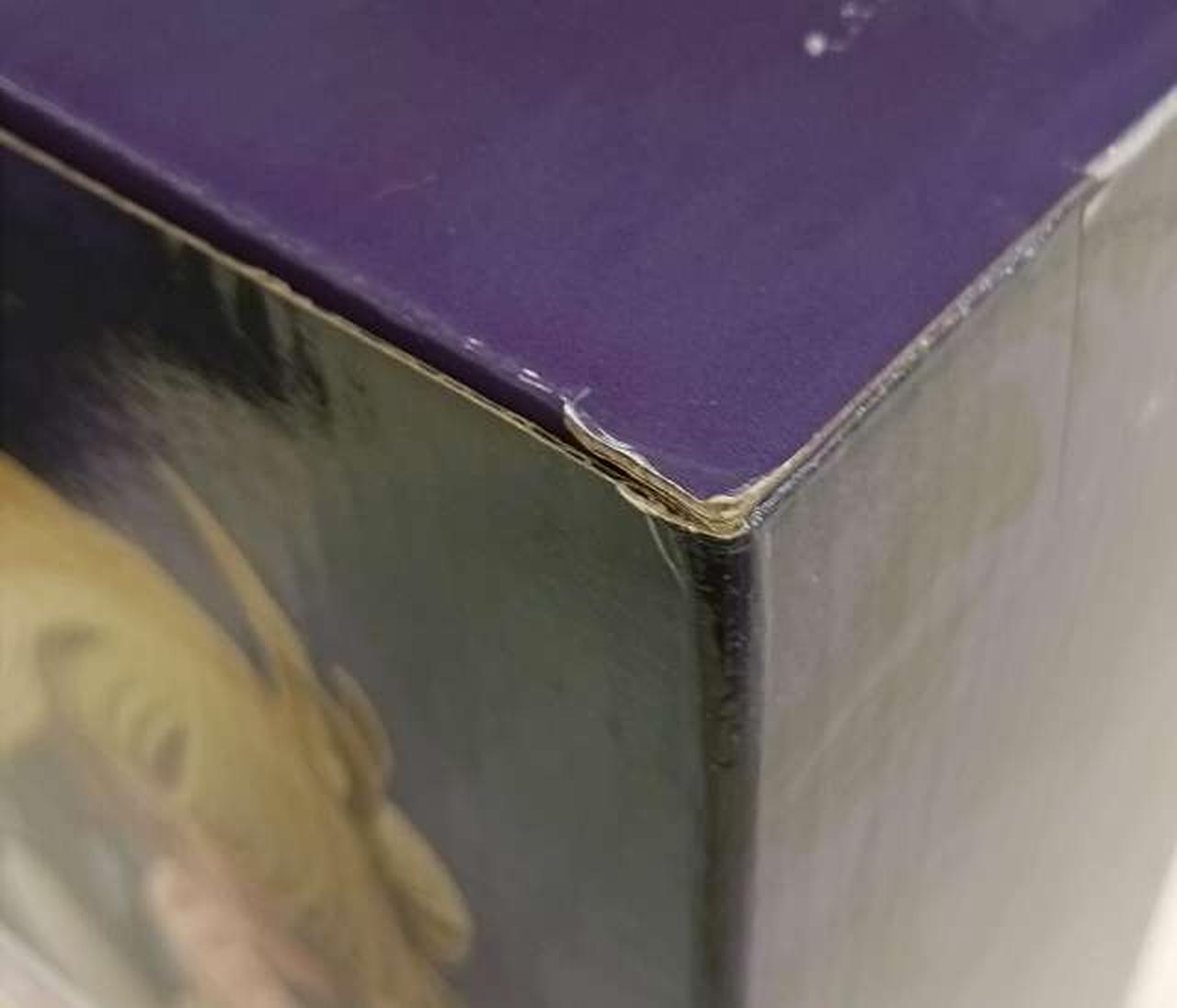 箱に傷みがあります。