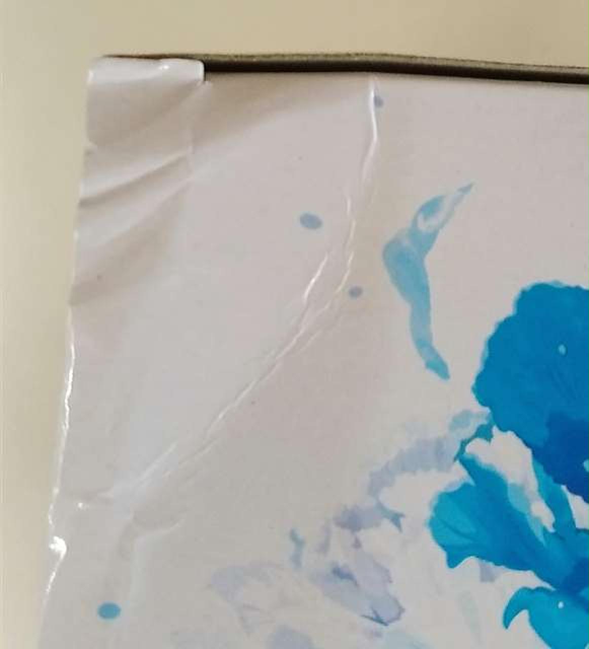 箱の上側面に凹みがあります。