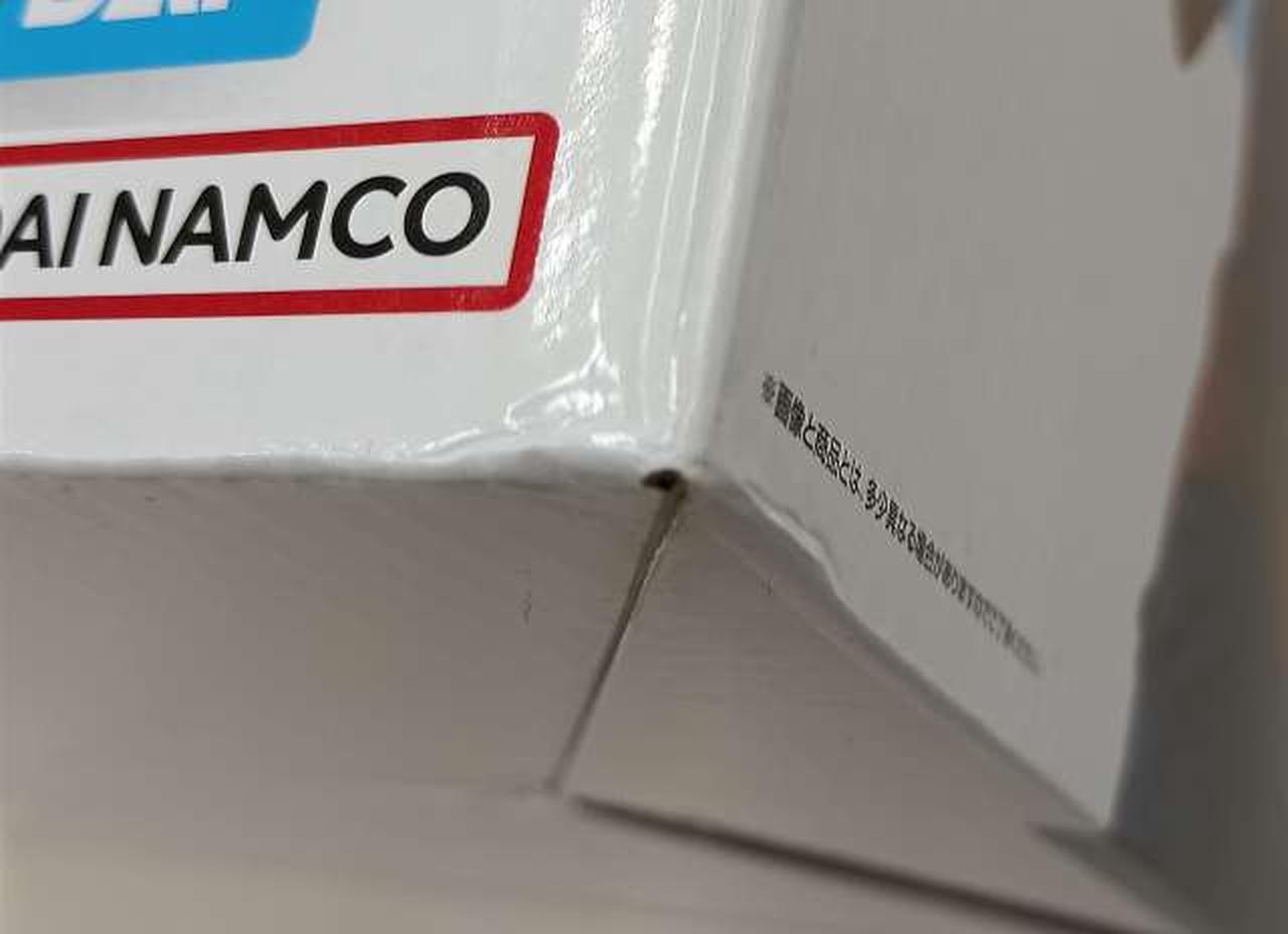 箱に傷みがあります。