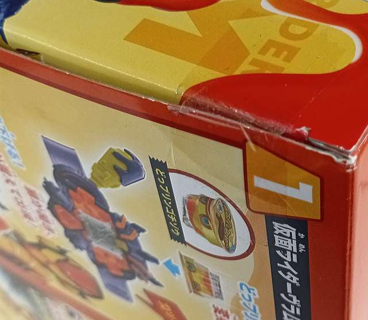 箱に傷みがあります。