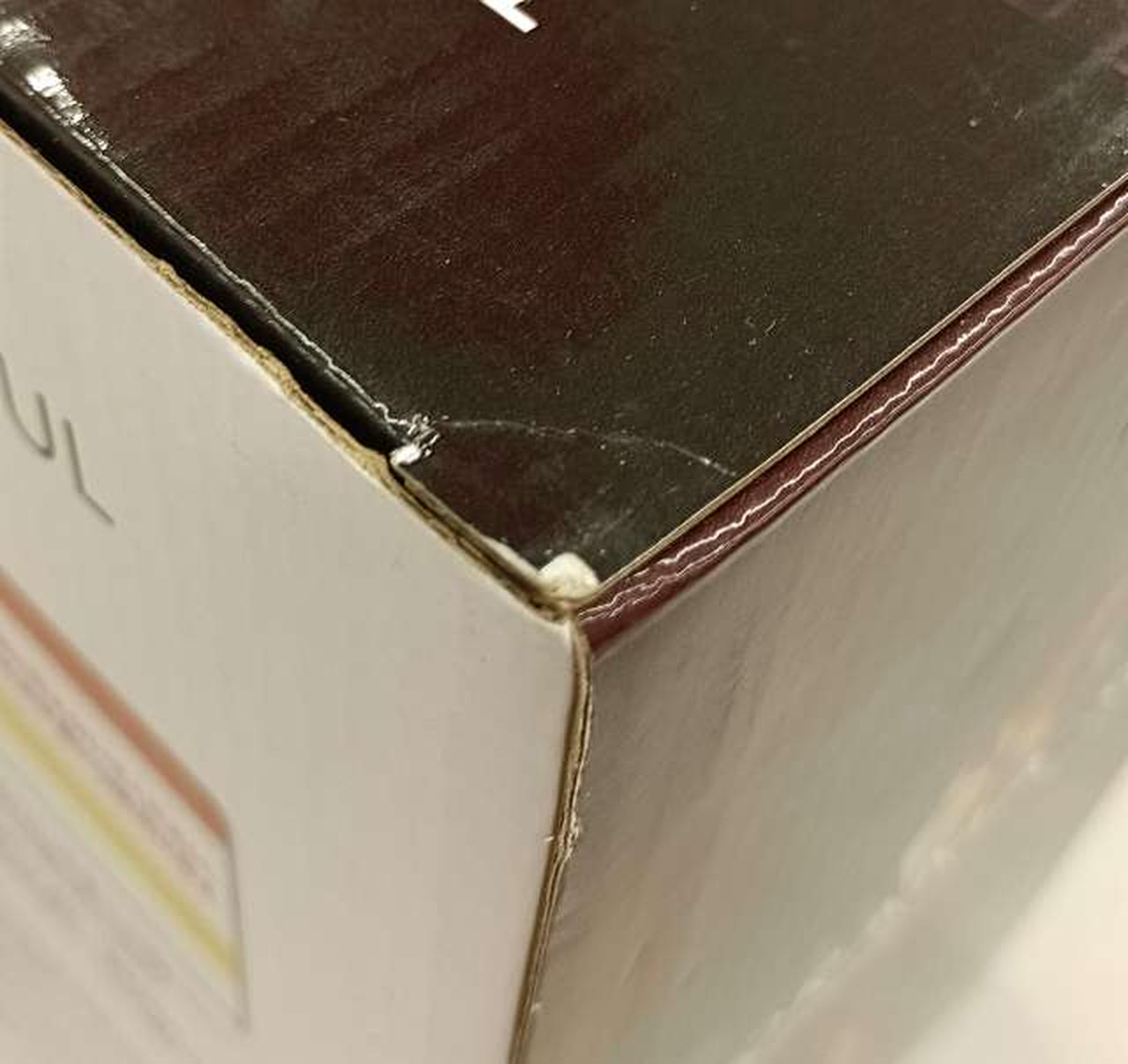 箱に傷みがあります。