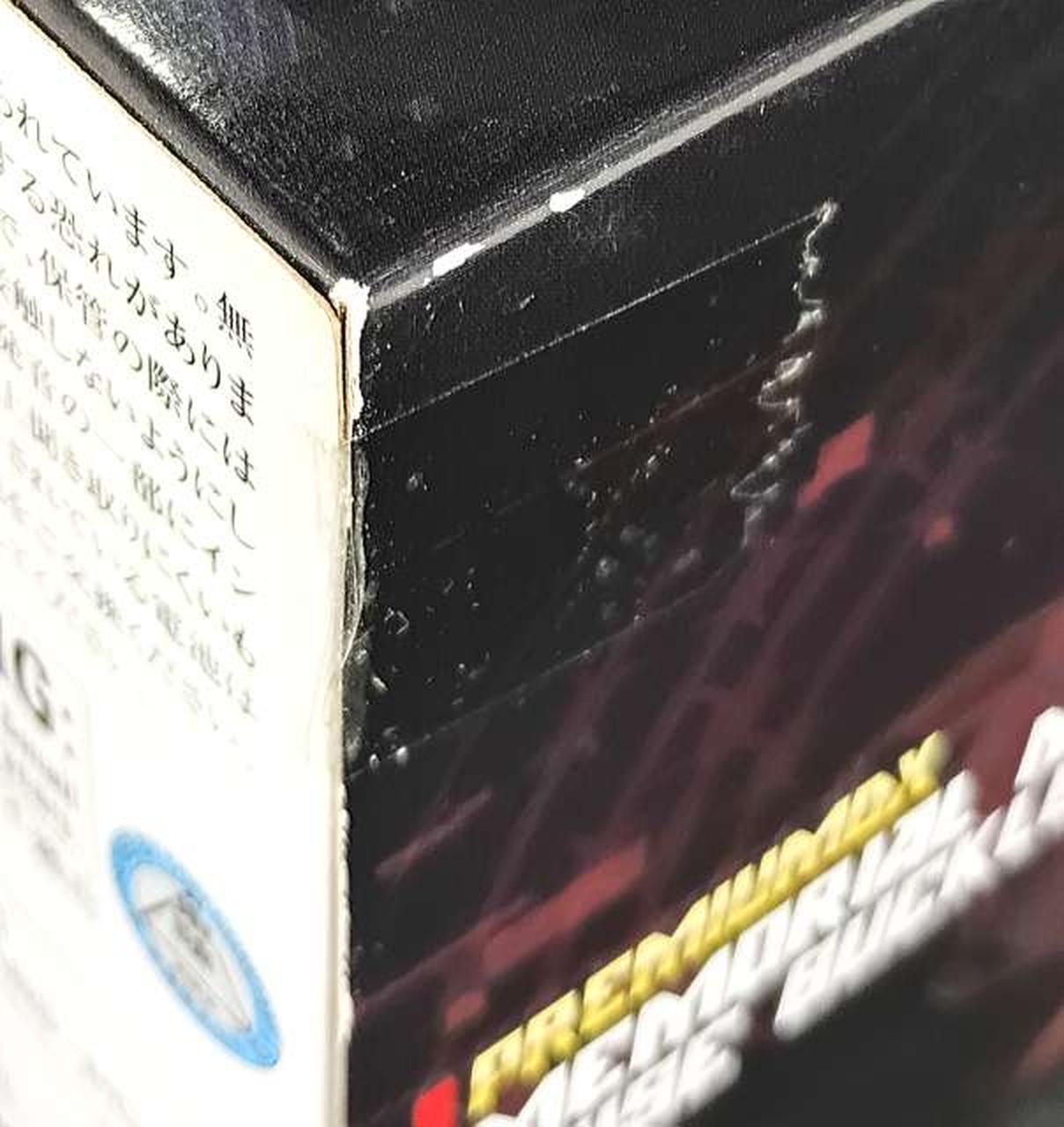 箱に傷みがあります。