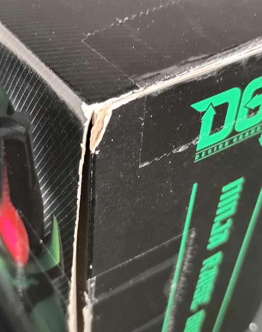 箱に傷みがあります。