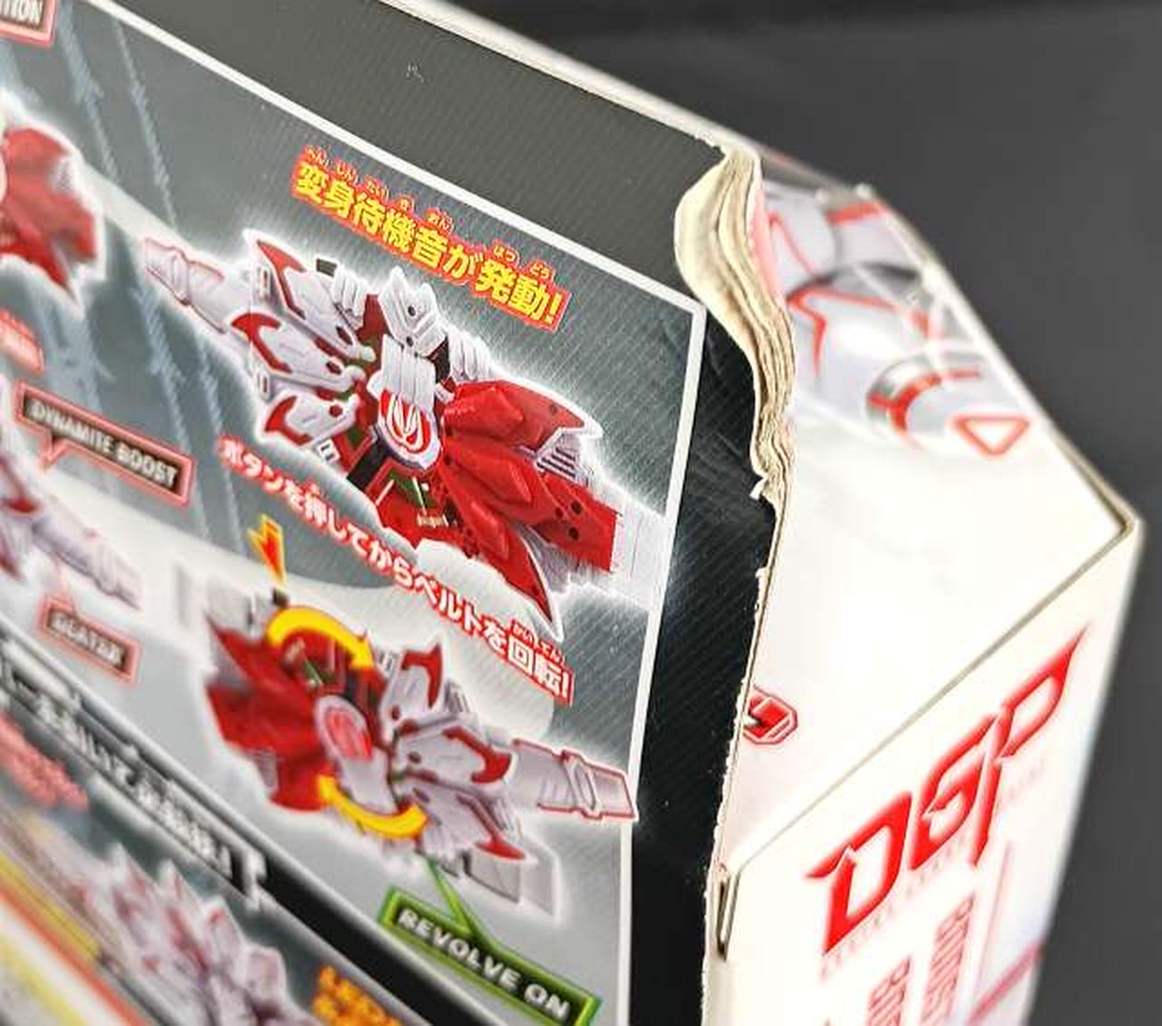 箱に傷みがあります。