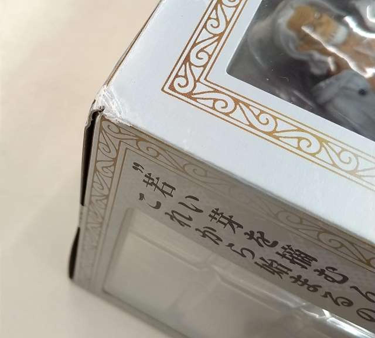 角に傷みがあります。