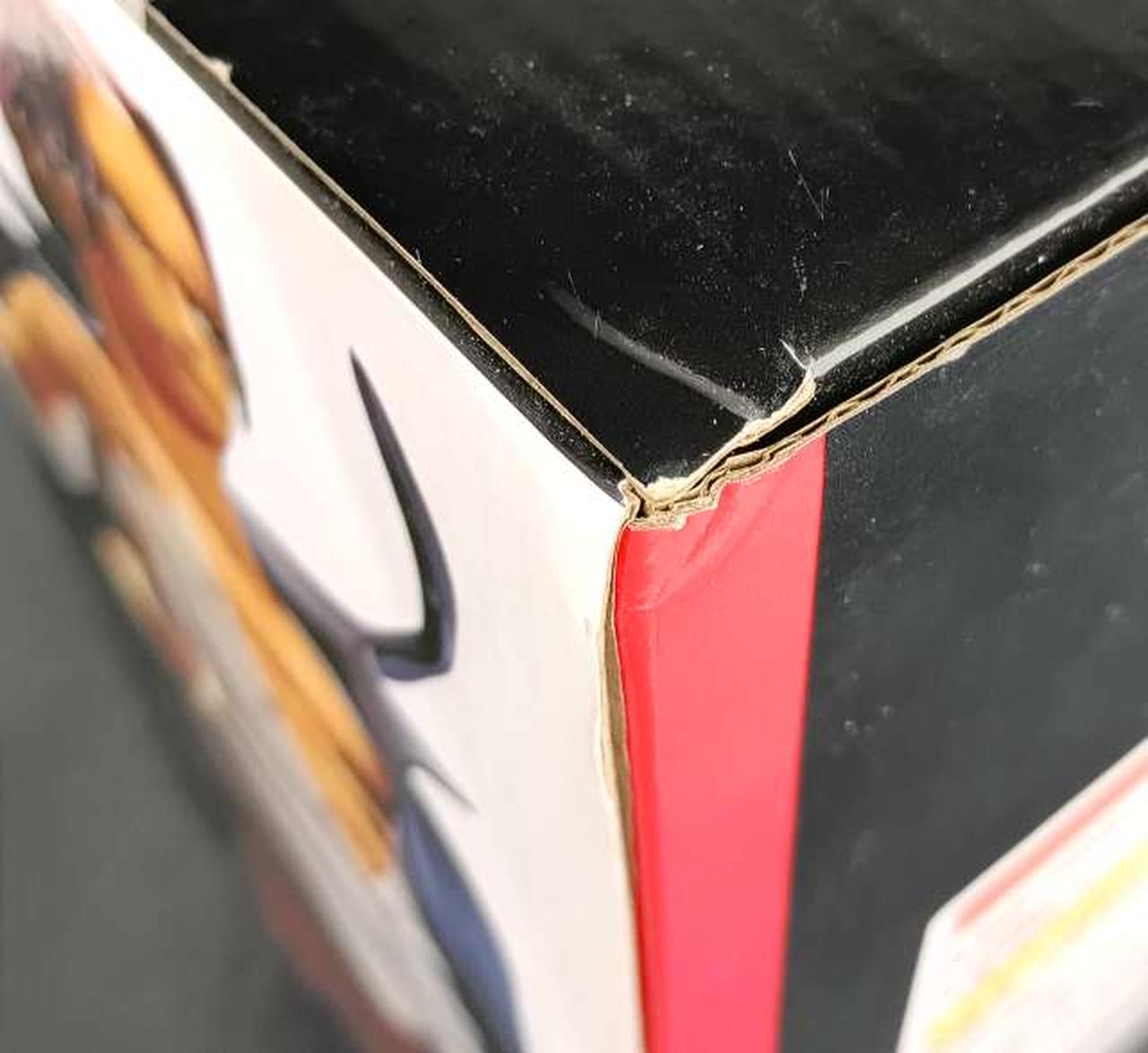 箱に傷みがあります。